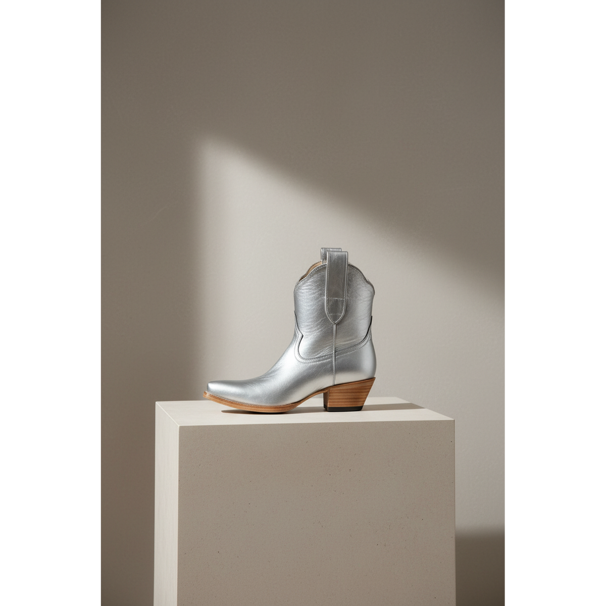 The Payton Boot — Silver Metallic — Atelier detail view 4, hand-lasted premium calfskin