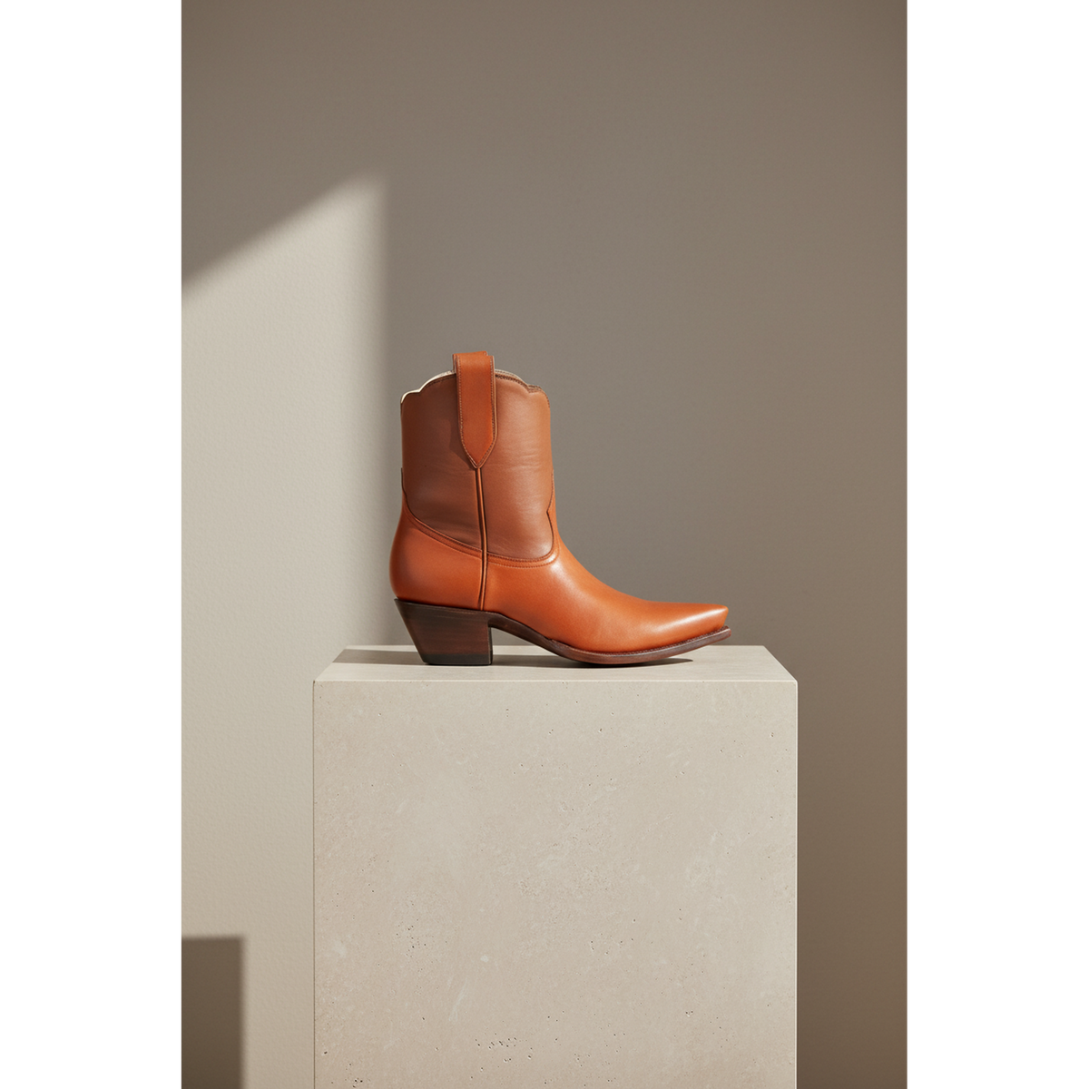 Two-Tone Payton short western boot in chestnut and cognac